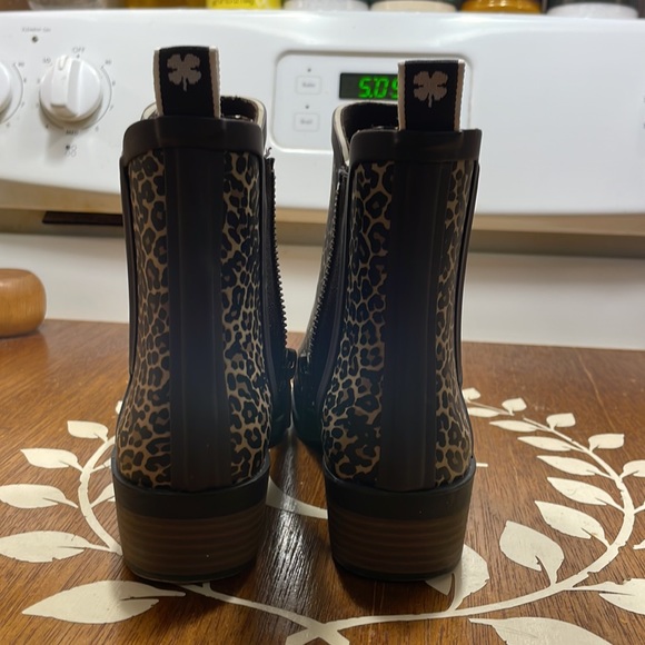 Women's LUCKY BRAND Basil rubber side zip animal print bootie. Size 7 - Picture 2 of 8